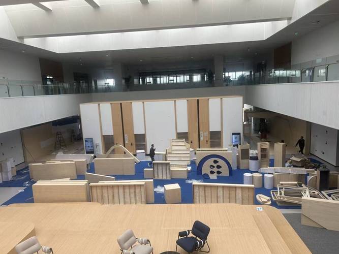 选择展览展示搭建服务商,核心在于评估其"经验,工厂,资质,网络"四大